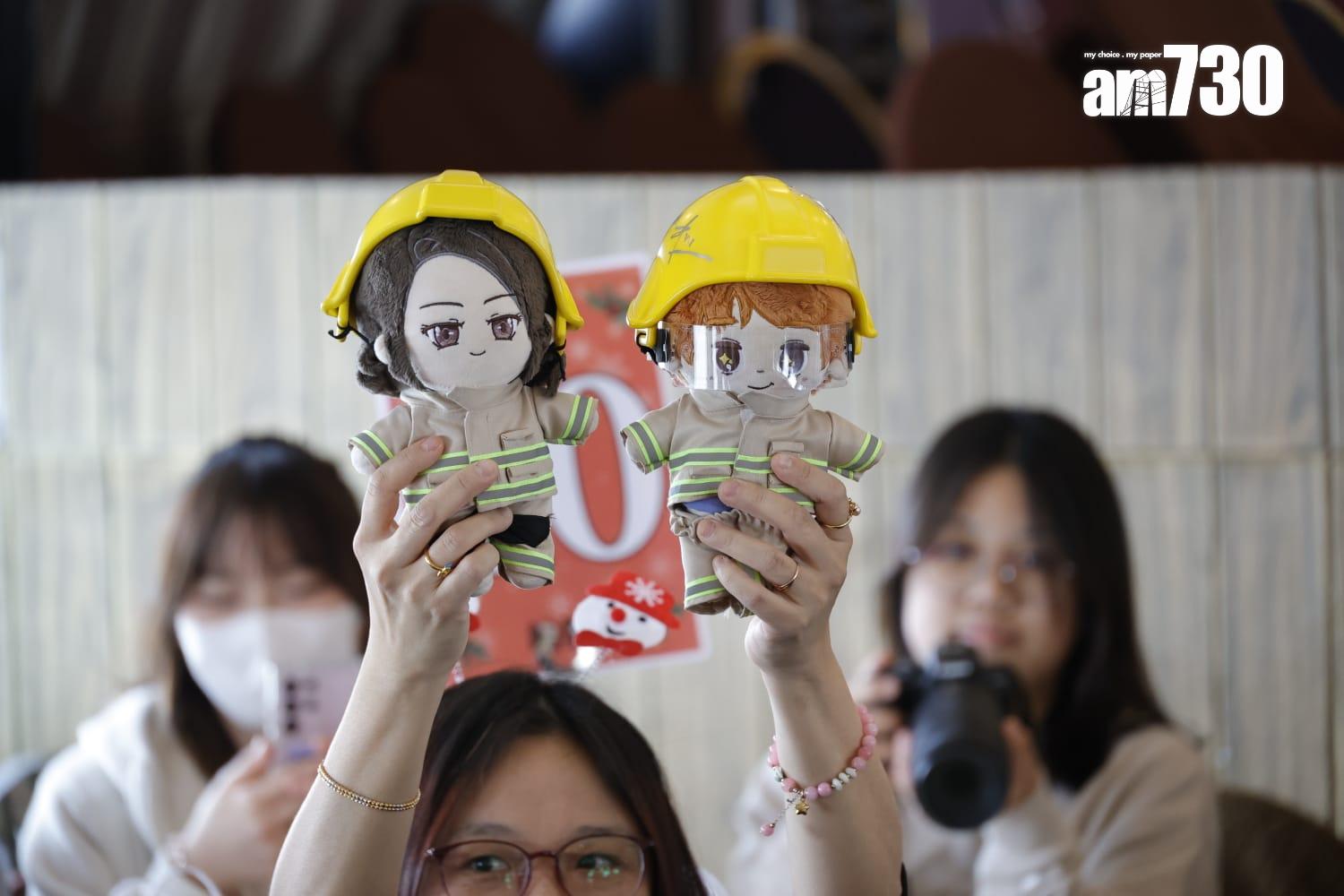 《焚城》一眾演員出席聖誕維港遊船河,同fans齊齊遊維港。(林俊源攝)