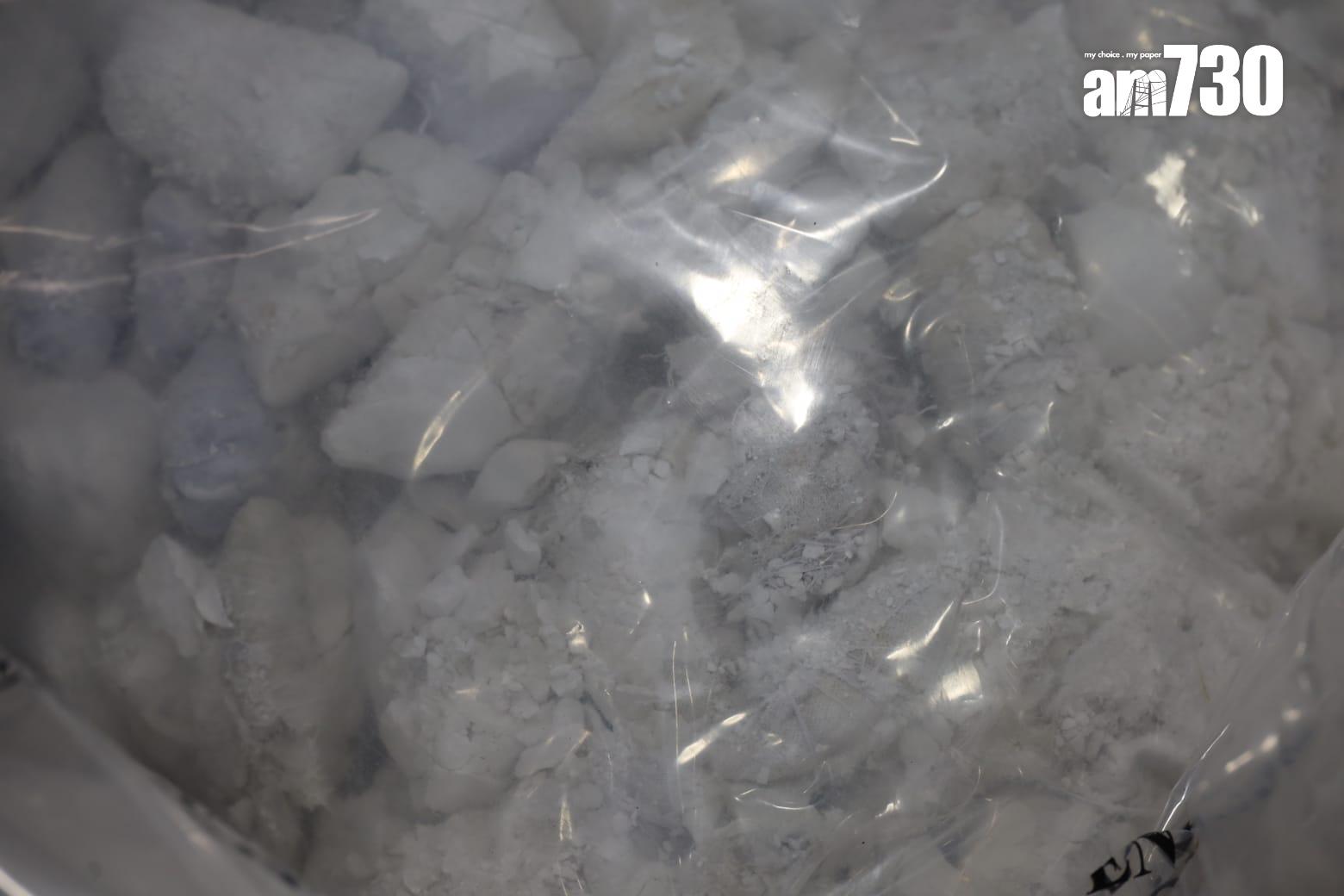 警元朗搗毒品儲存倉拘3非華裔男 檢4,900萬元「冰」毒 (鍾式明攝)