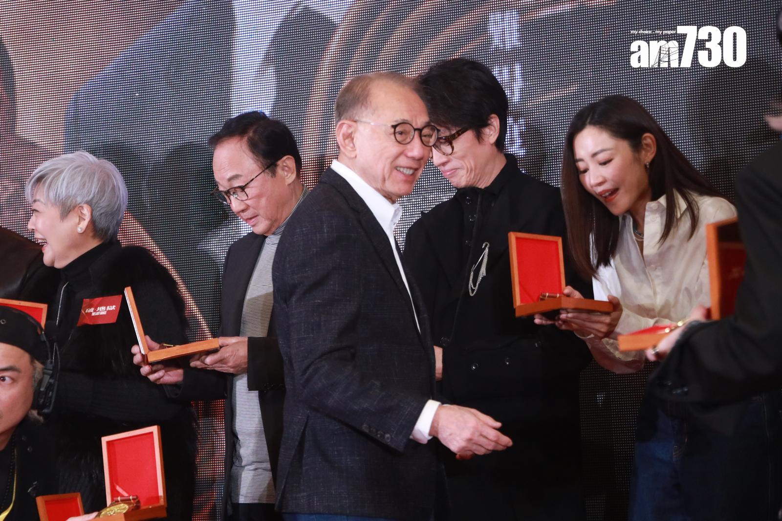 楊受成向每位演員送上金牌。(娛樂組攝)