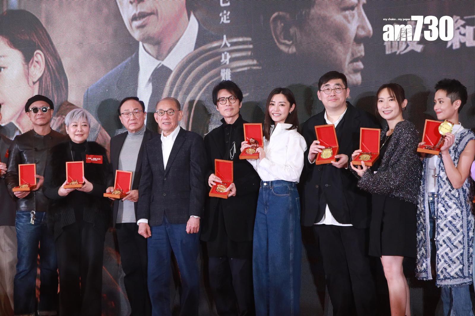 楊受成向每位演員送上金牌。(娛樂組攝)