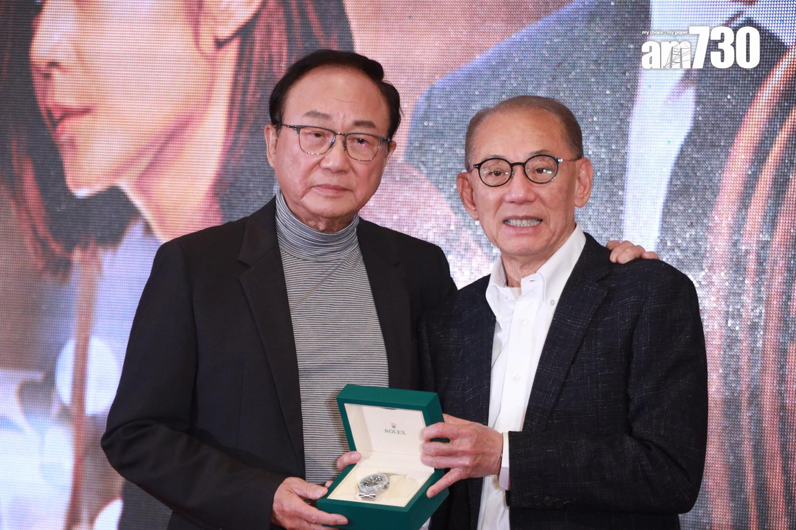 許冠文因為戴50元的手錶,楊受成看不過眼,於是送他一隻綠水鬼。