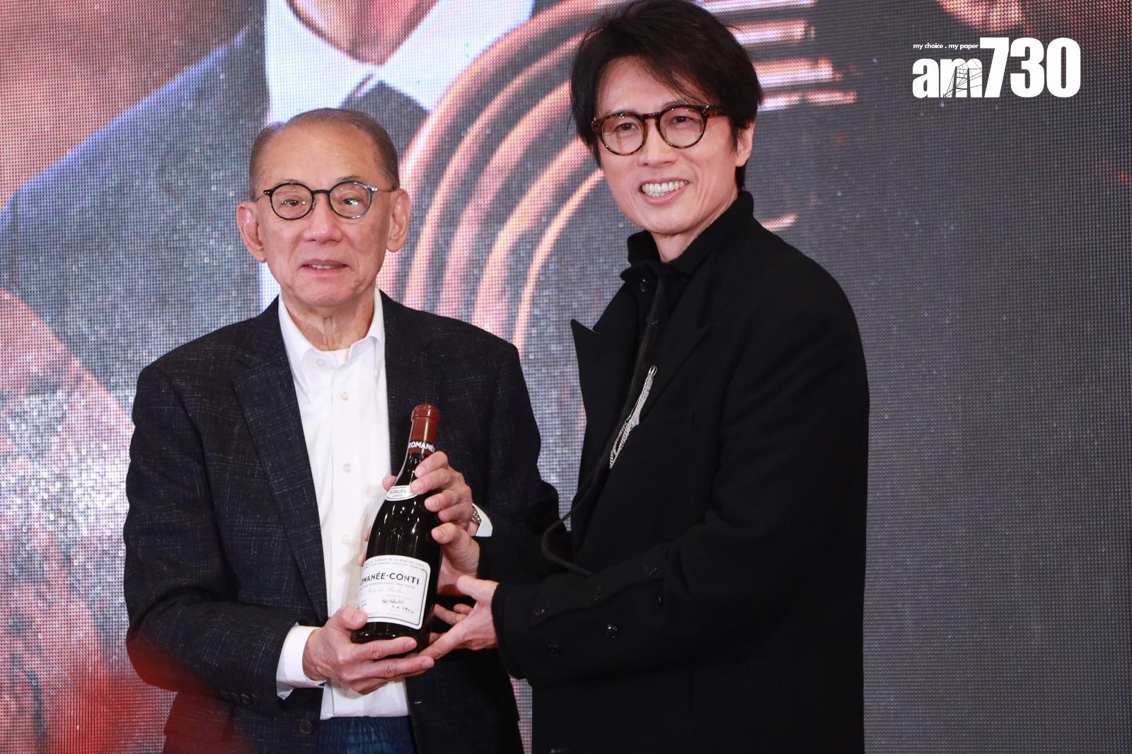 黃子華手上的名酒估計價值廿萬,楊受成表示自己只得幾支。(娛樂組攝)