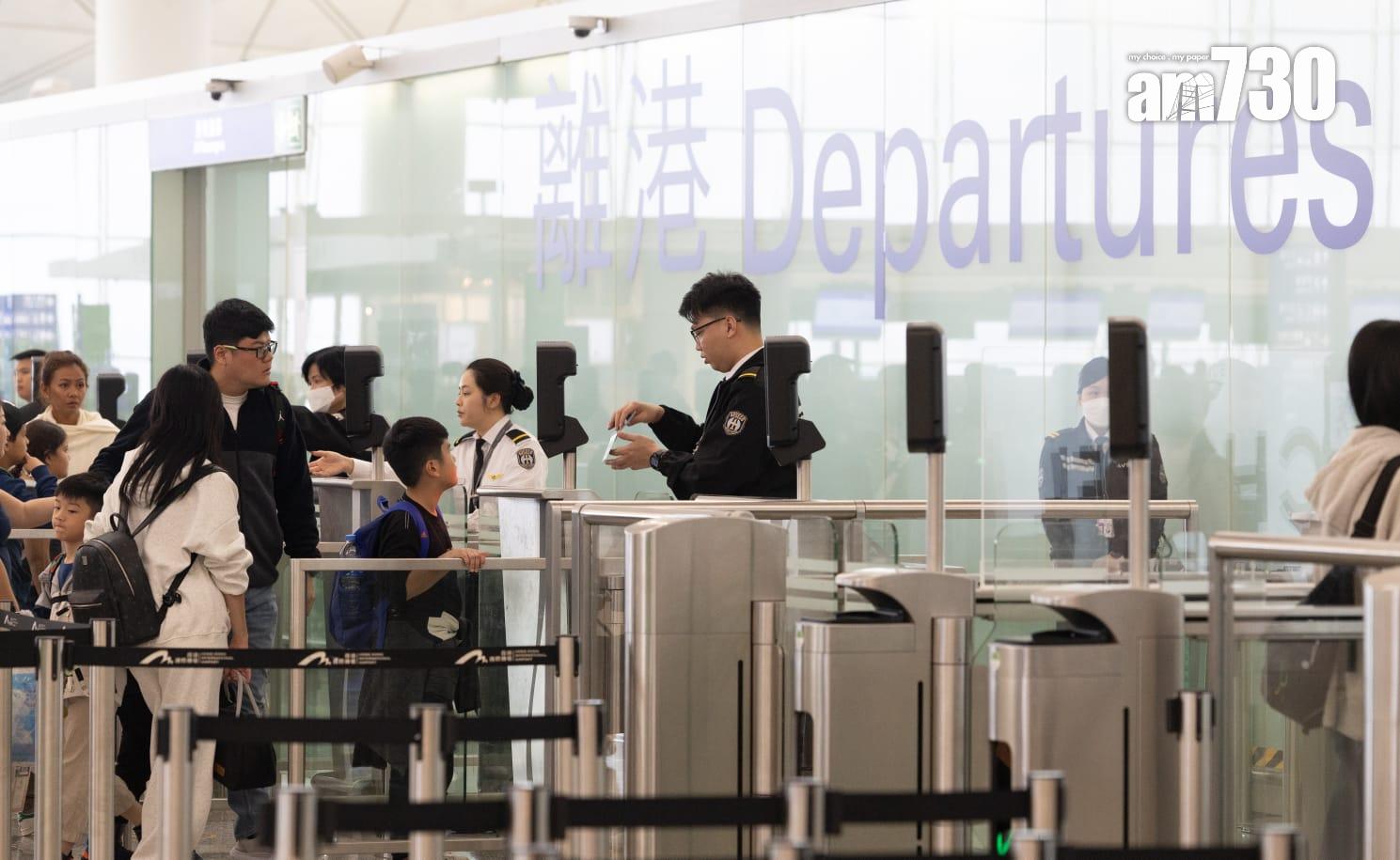 聖誕節翌日有港人在機場準備外遊。(蘇文傑攝)