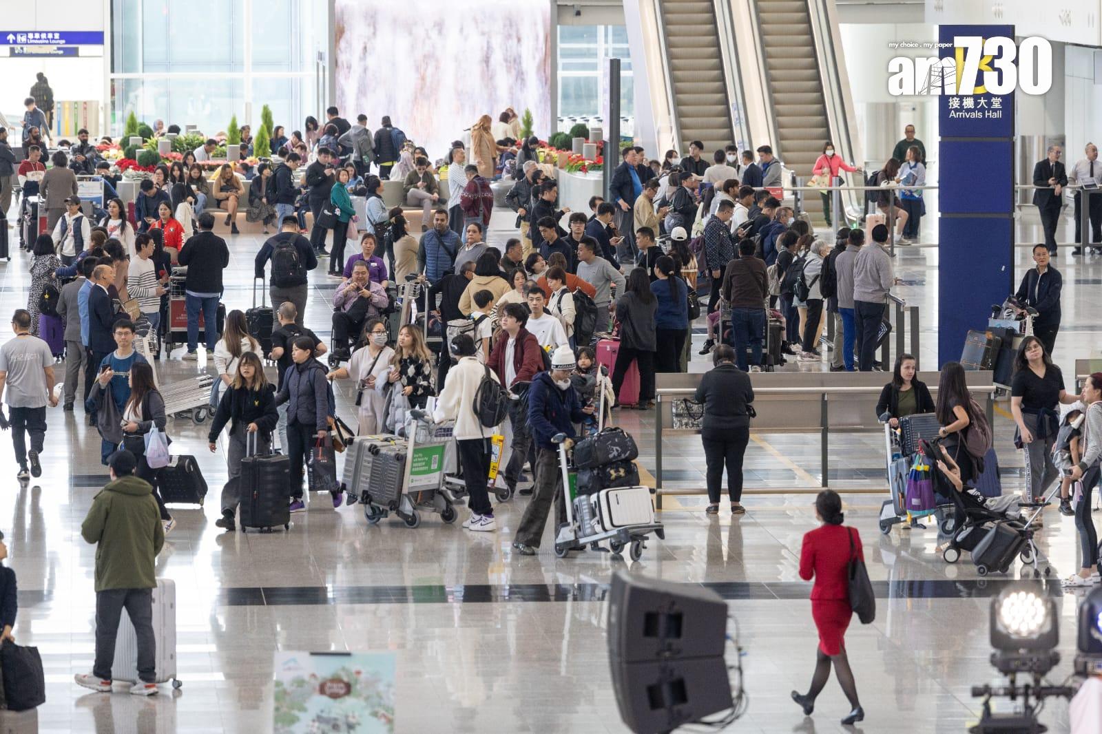 聖誕節翌日不少港人陸續回港。(蘇文傑攝)