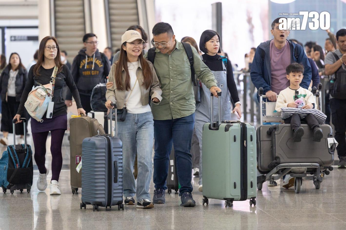 聖誕節翌日不少港人陸續回港。(蘇文傑攝)