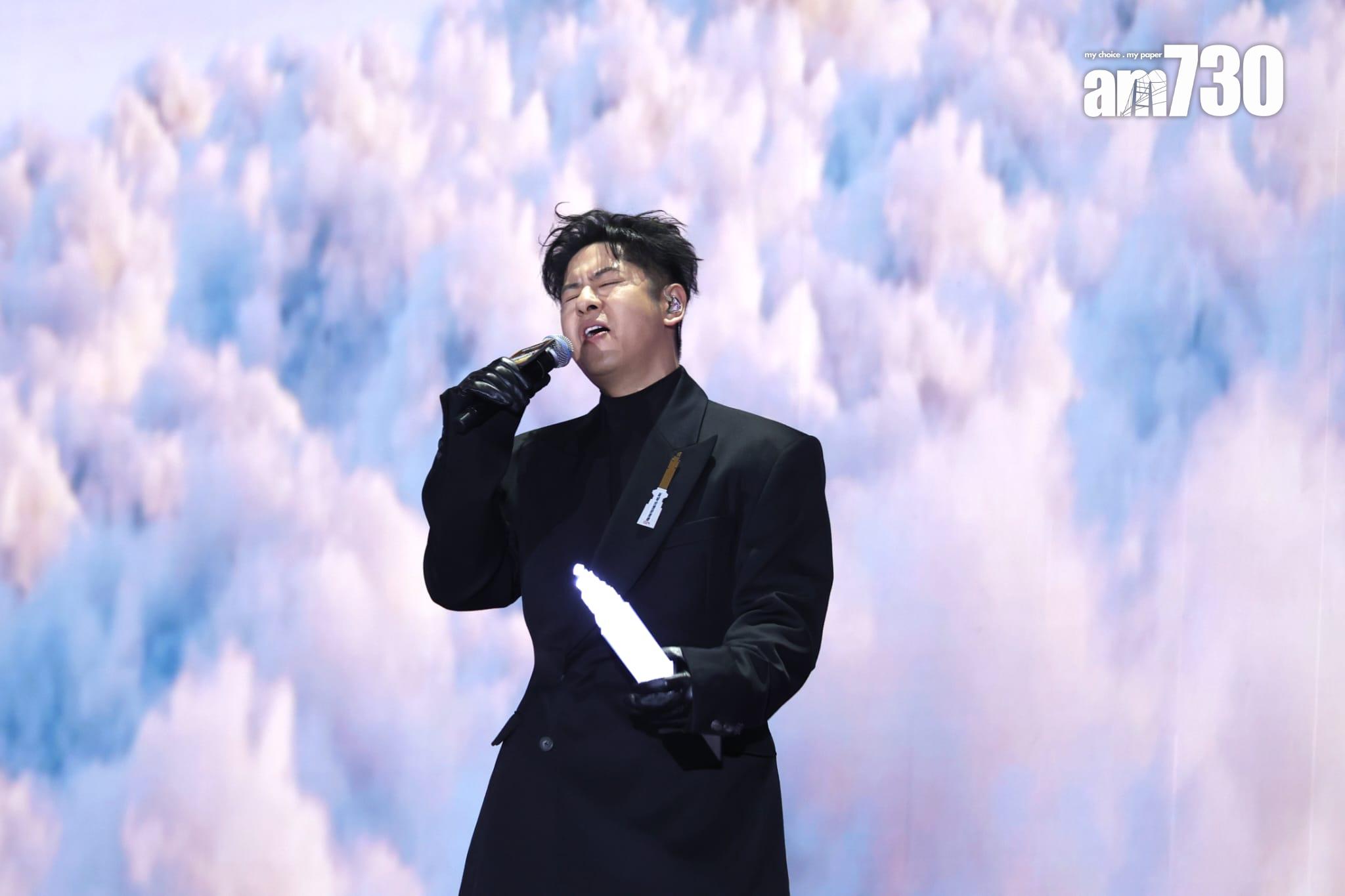 許廷鏗獲頒「十大卓越歌手」及憑《聆聽世界這分鐘》獲得「勁爆歌曲」。