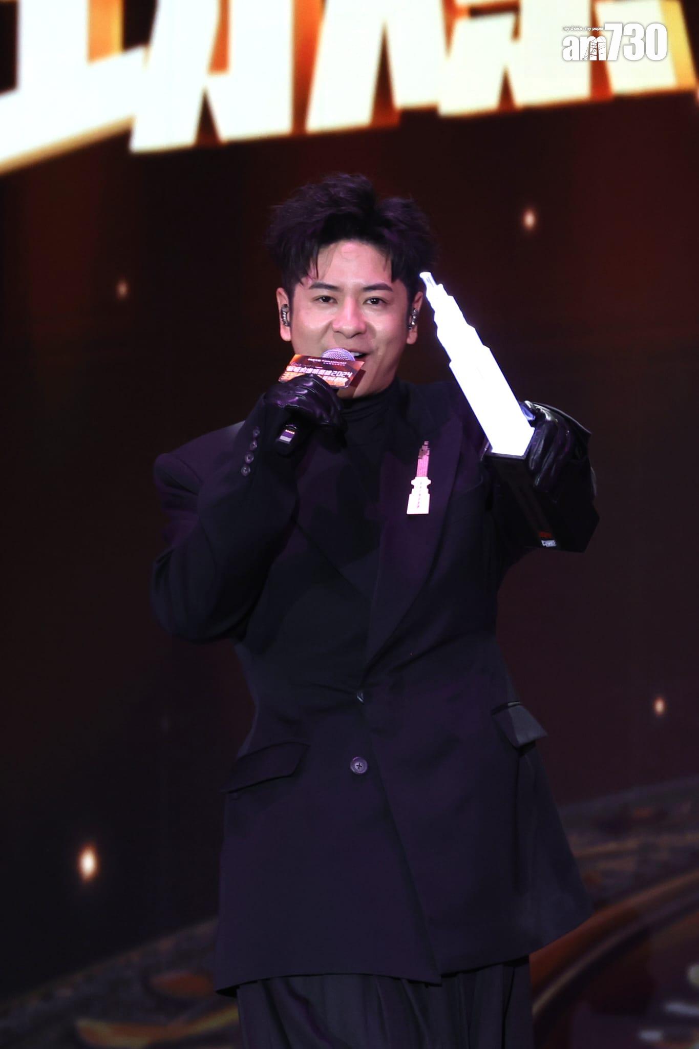 許廷鏗獲頒「十大卓越歌手」及憑《聆聽世界這分鐘》獲得「勁爆歌曲」。