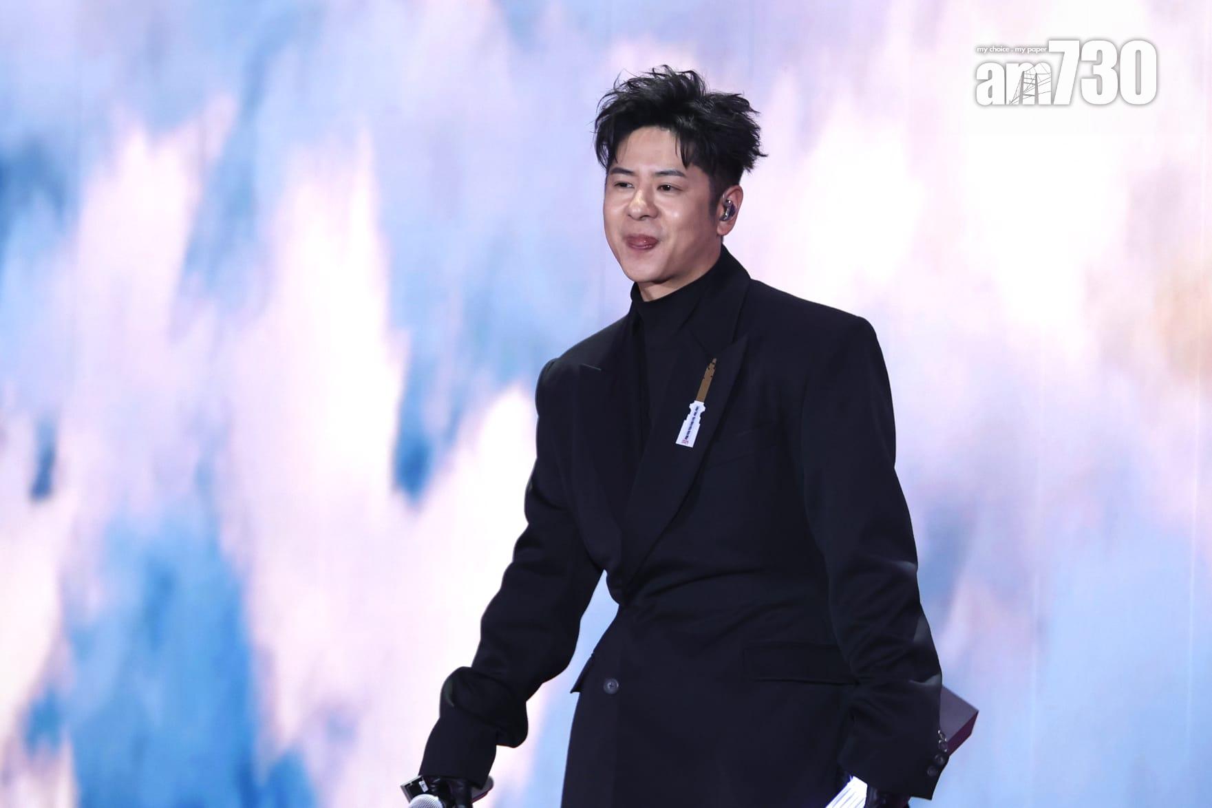 許廷鏗獲頒「十大卓越歌手」及憑《聆聽世界這分鐘》獲得「勁爆歌曲」。