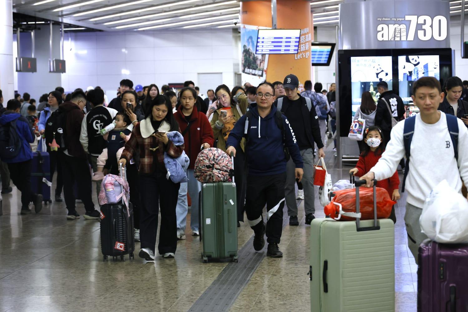 入境處:截至下午4時錄近55.3萬人次出入境 14.9萬港人回港 (林俊源攝)