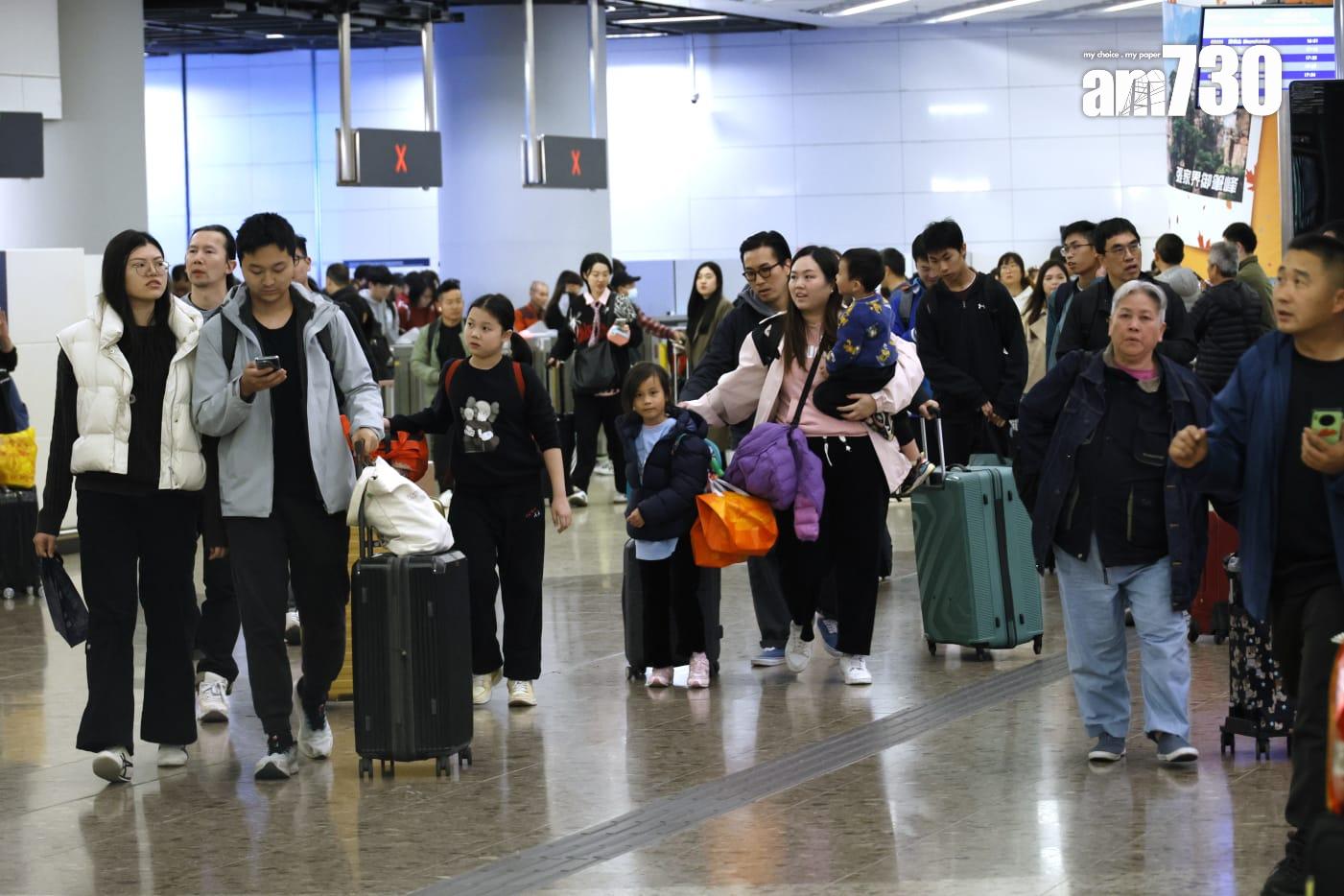 入境處:截至下午4時錄近55.3萬人次出入境 14.9萬港人回港 (林俊源攝)