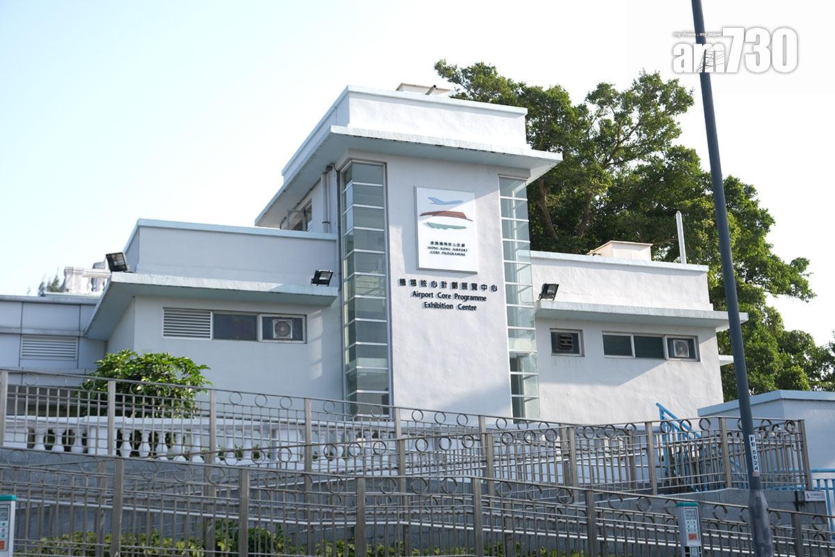 機場核心計劃展覽中心位處的白樓,2010年獲評為三級歷史建築。(羅庸軒攝)