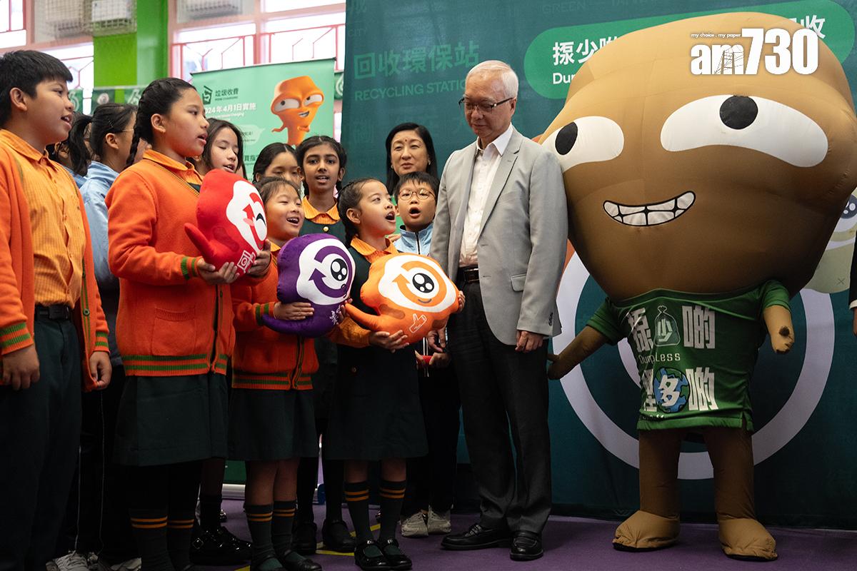 政府年初仍加緊四出宣傳垃圾徵費,包括到學校派發指定垃圾袋。(資料圖片)