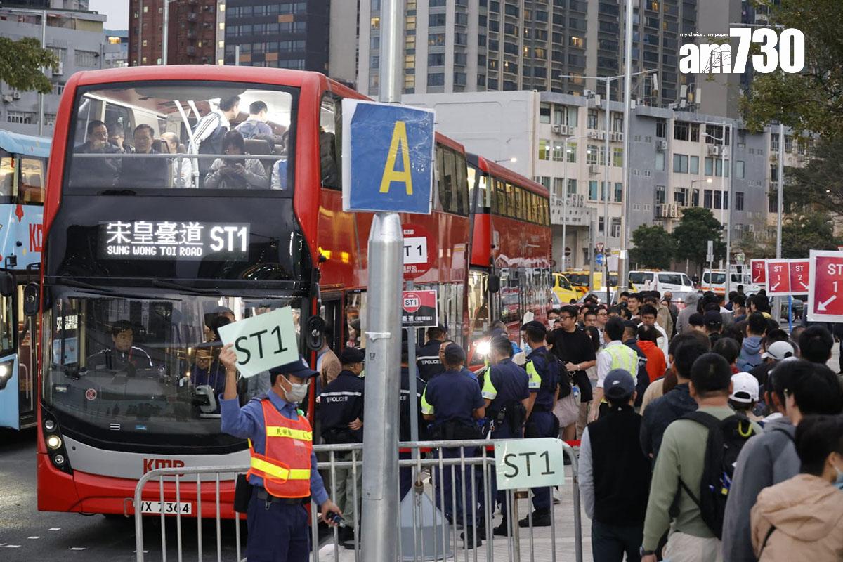 參加者排隊乘搭散場巴士路線。(林俊源攝)