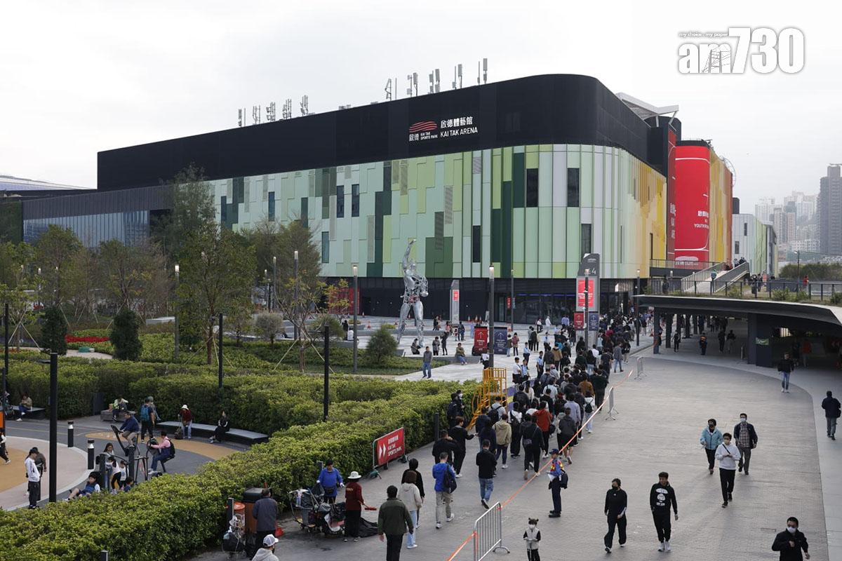 參加者按指示步行前往啟德體藝館。(林俊源攝)