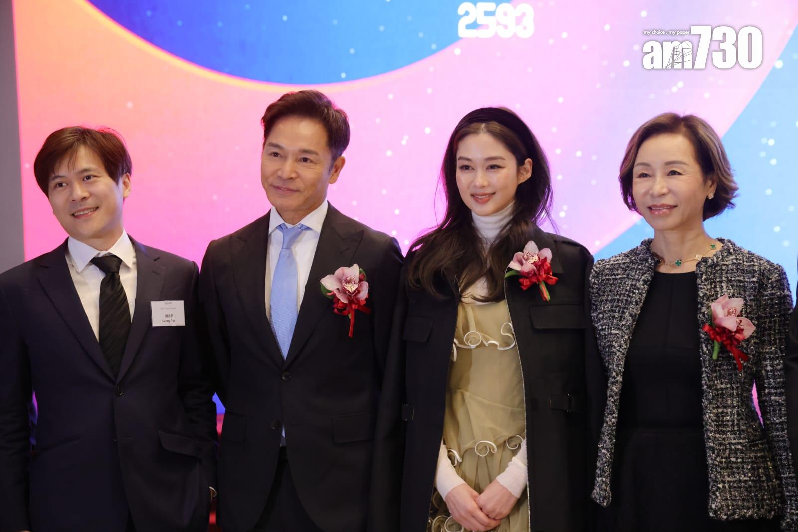 由藝人郭晉安及胞姊郭致因創辦的草姬集團首日掛牌,多名藝人包括王祖藍、岑麗香、馮素波等有到場出席敲鐘儀式支持。(吳康琦攝)