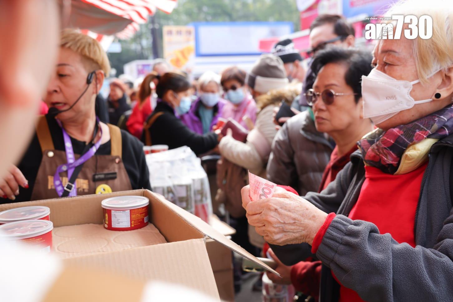 「第58屆工展會」今早在維園開幕,不少市民提前排隊搶購價值1元的藥材和鮑魚等福袋。(吳康琦攝)