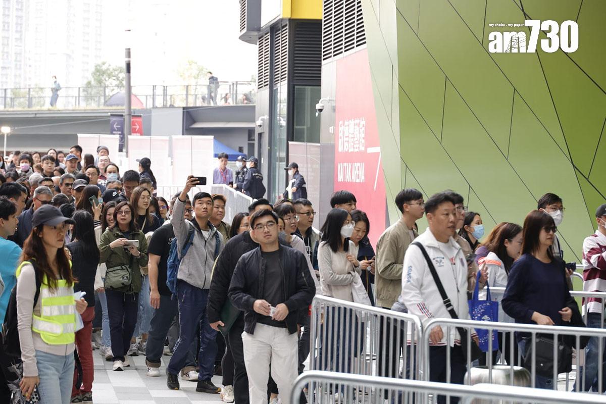 參加者按指示步行前往啟德體藝館。(林俊源攝)