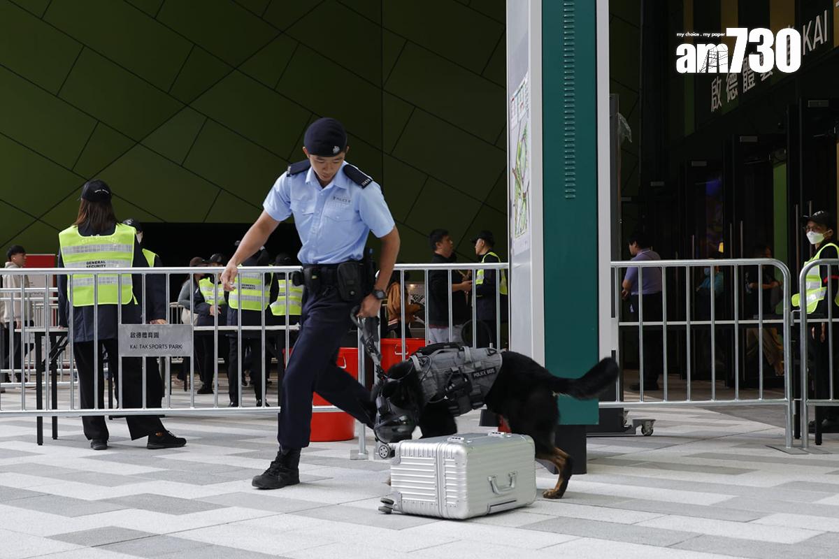 警方示範如何處理無人認領可疑行李箱。(林俊源攝)