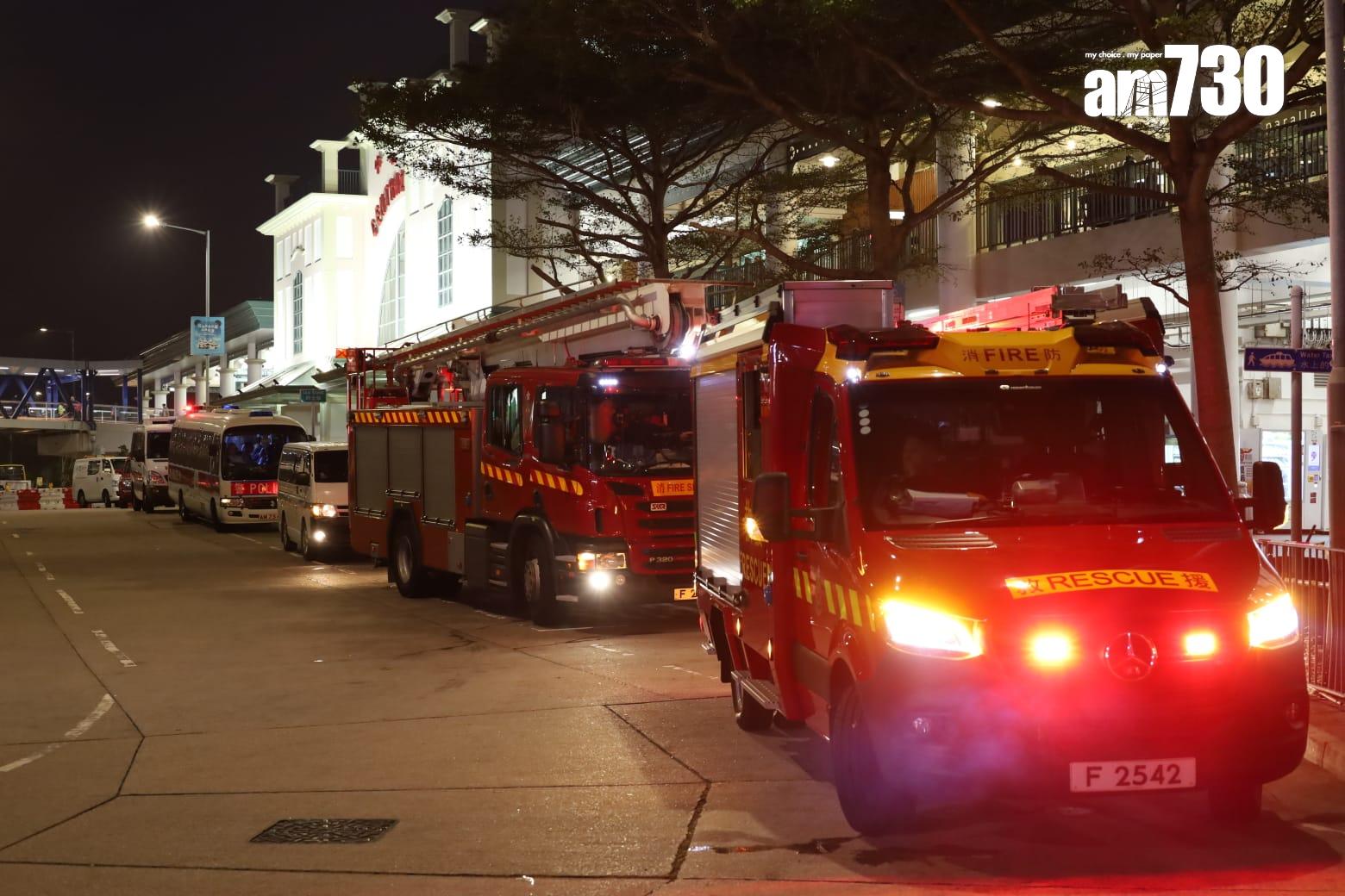 多部消防車停泊在現場。(鍾式明攝)