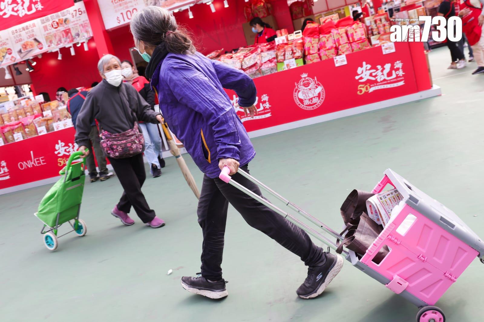 「第58屆工展會」今早在維園開幕,不少市民提前排隊搶購價值1元的藥材和鮑魚等福袋。(吳康琦攝)