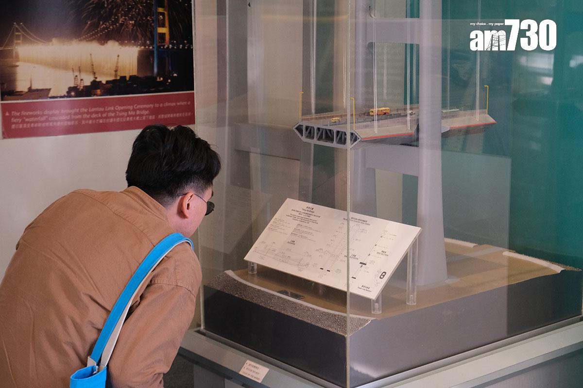 展覽廳設有介紹青馬大橋上下層設計的模型。(羅庸軒攝)