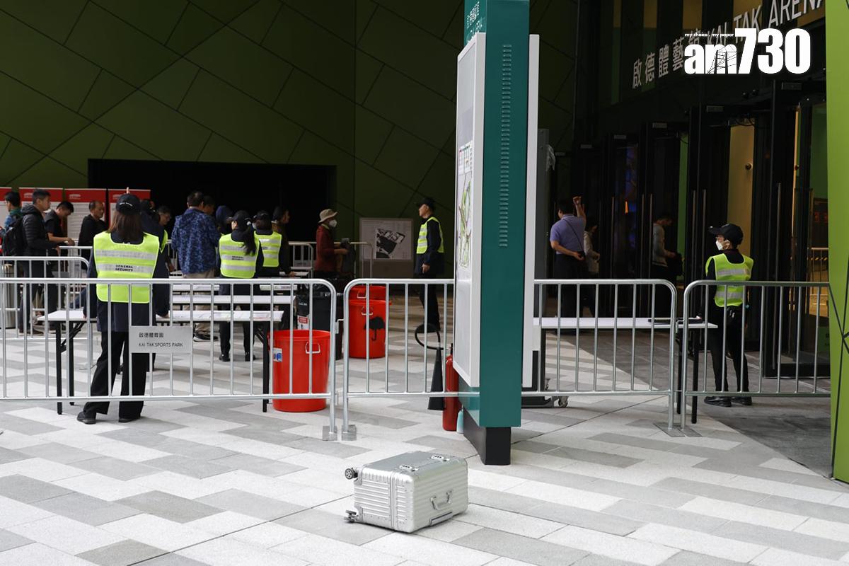 警方示範如何處理無人認領可疑行李箱。(林俊源攝)