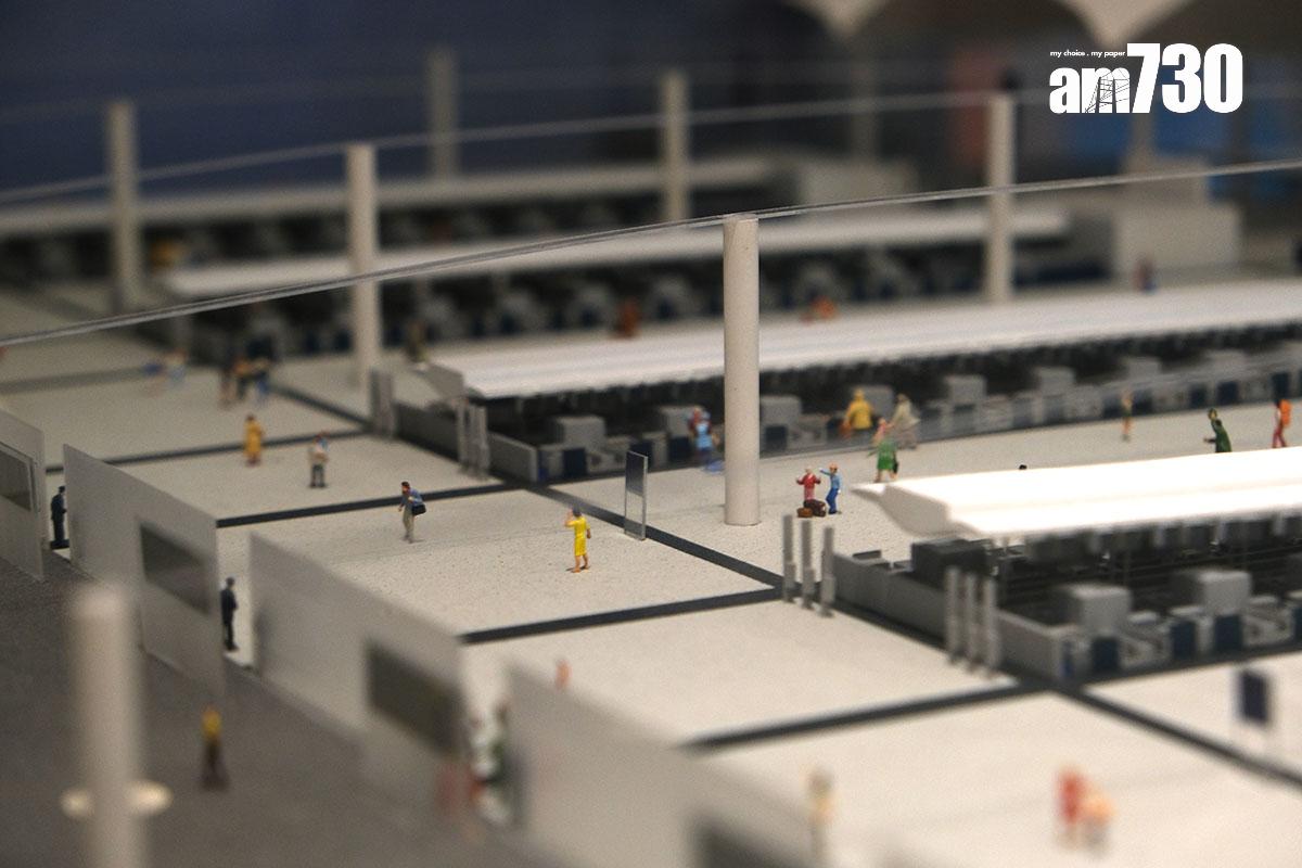 中心展覽廳設有客運大樓的模型,圖為辦理登機手續櫃位。(羅庸軒攝)