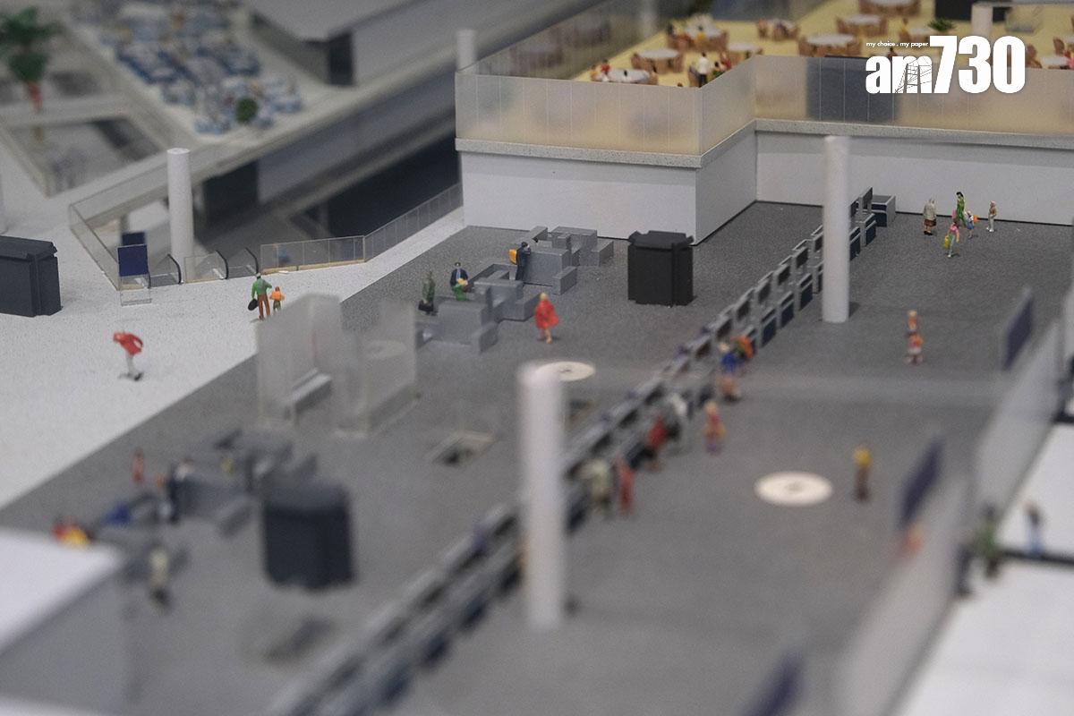 中心展覽廳設有客運大樓的模型,圖為保安檢查部分。(羅庸軒攝)