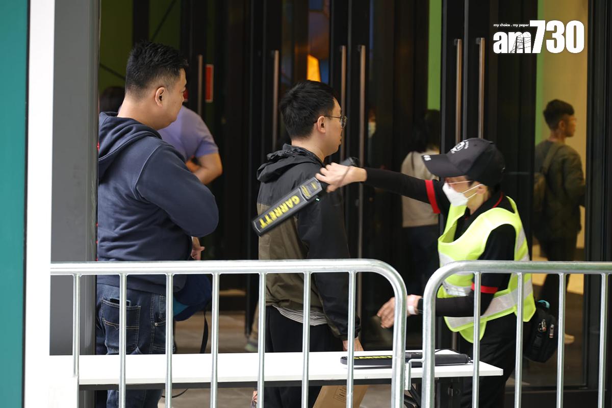 入場觀眾模擬接受安全檢查程序。(林俊源攝)