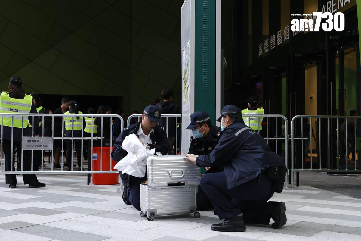 警方示範如何處理無人認領可疑行李箱。(林俊源攝)