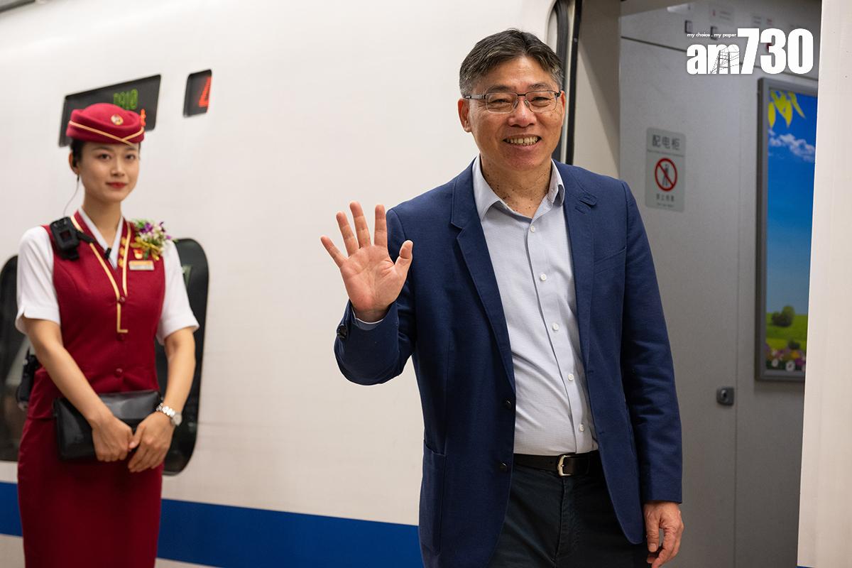 林世雄(右)臨近年尾被免去局長職務。(資料圖片)