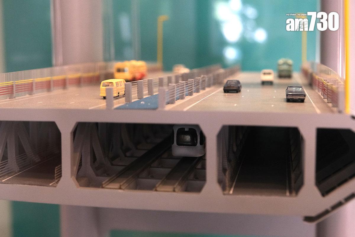 展覽廳設有介紹青馬大橋上下層設計的模型。(羅庸軒攝)