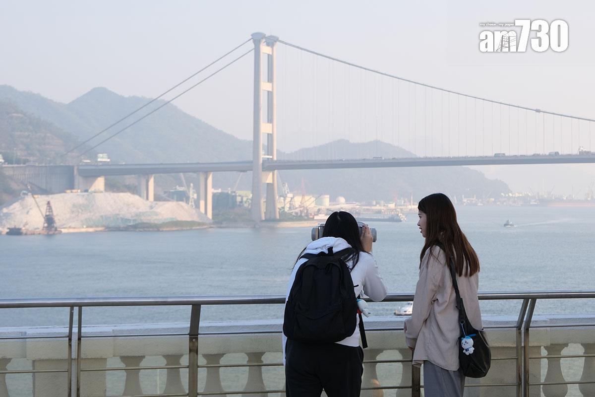 中心觀景台有免費望遠鏡供遠眺青馬大橋。(羅庸軒攝)