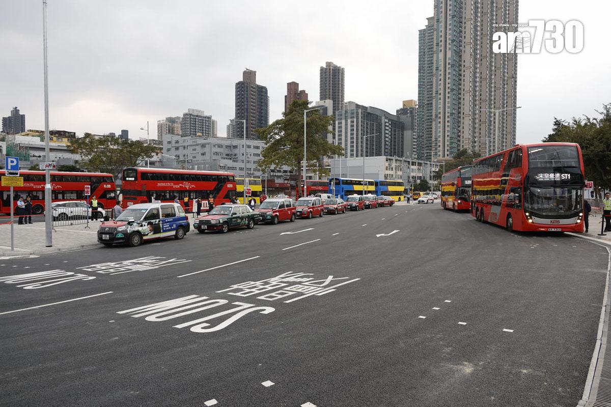近宋皇臺道的露天特別巴士及的士上落客區。(林俊源攝)