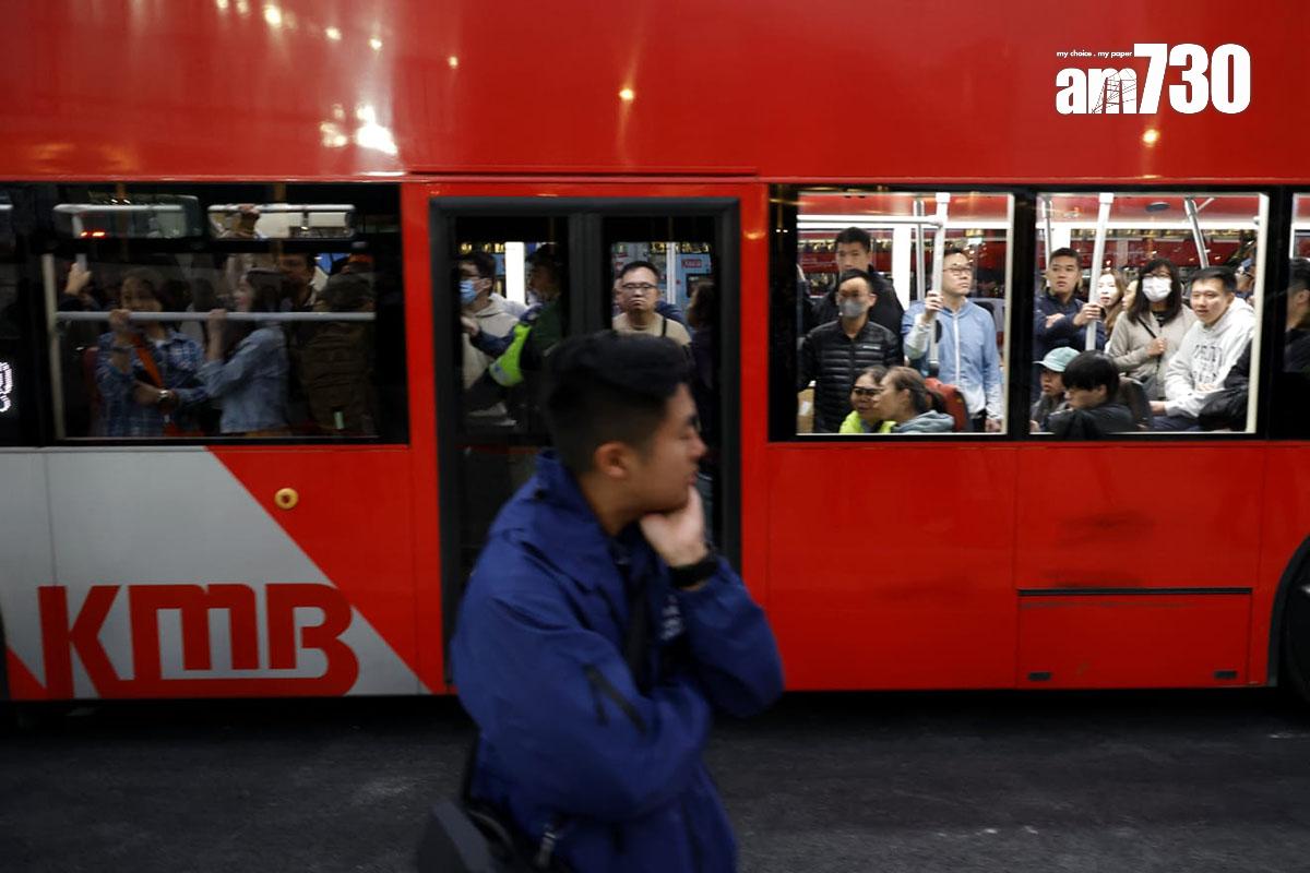 參加者乘搭散場巴士時需要模擬付費程序。(林俊源攝)