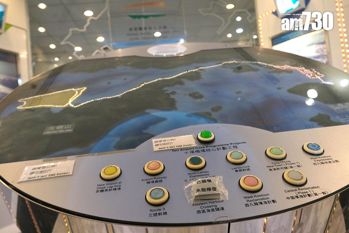 中心有互動裝置以燈條形式在地圖介紹十個核心項目的位置,但部分按鈕裝置已經失修。(羅庸軒攝)