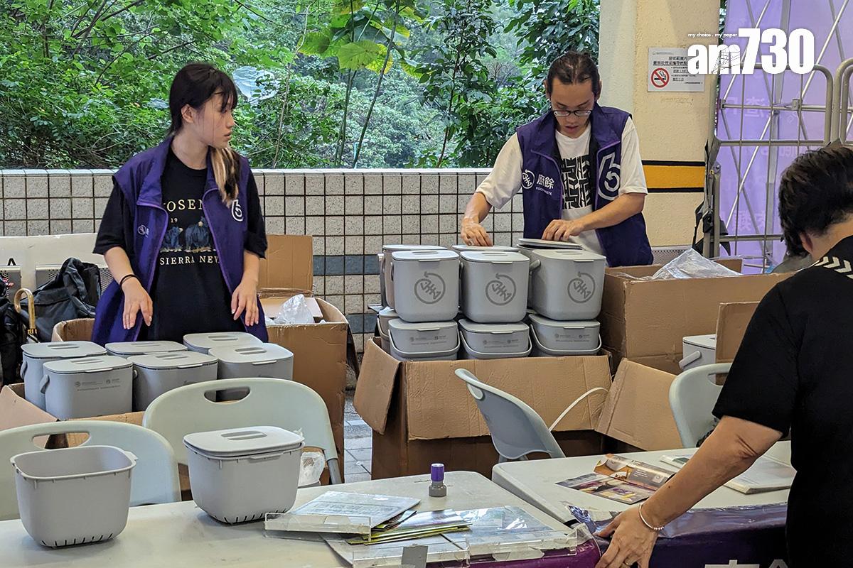 環保署到公共屋邨派廚餘桶宣傳回收廚餘。(資料圖片/羅庸軒攝)