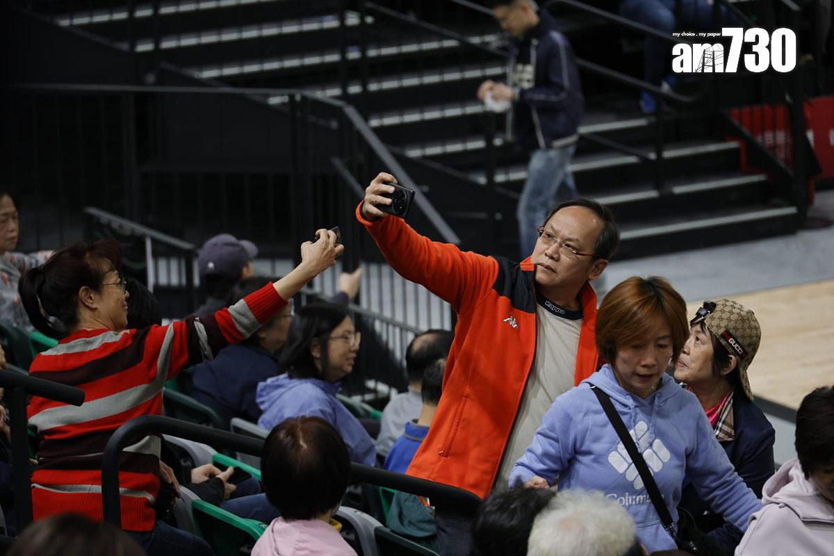 有參加者在啟德體藝館內自拍留念。(林俊源攝)