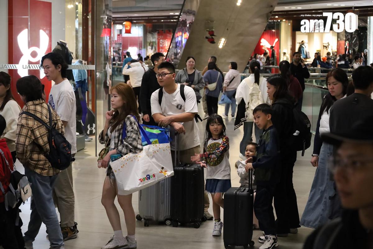 東涌一個商場有大批內地旅客購物。(鍾式明攝)