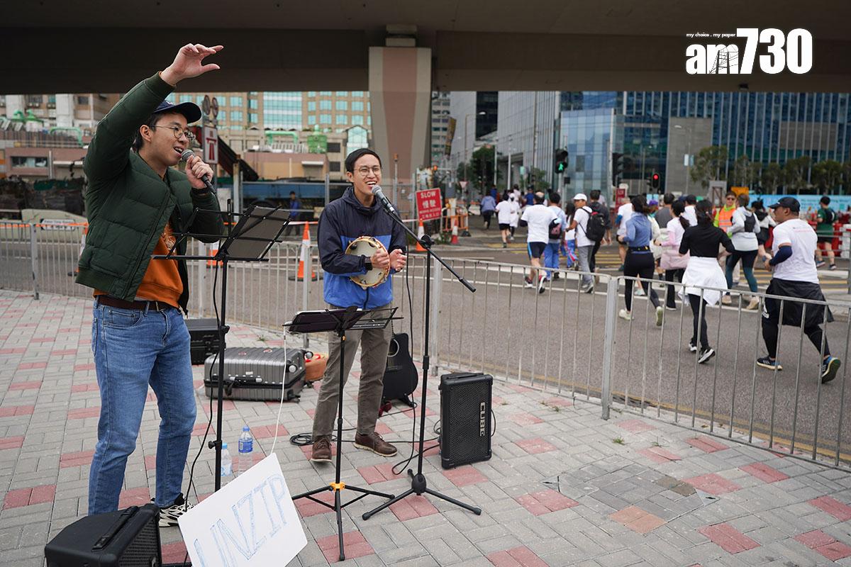 香港街馬2023途經偉業街,有人即場演唱為跑手打氣。(資料圖片)
