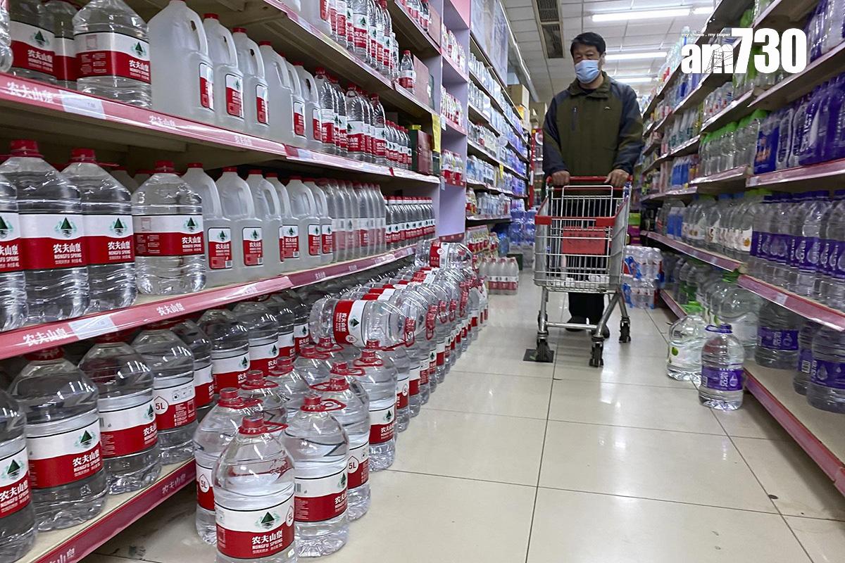 農夫山泉今年上半年包裝水收益減18%,表示受累輿論攻擊惡意詆毀。(資料圖片/美聯社)