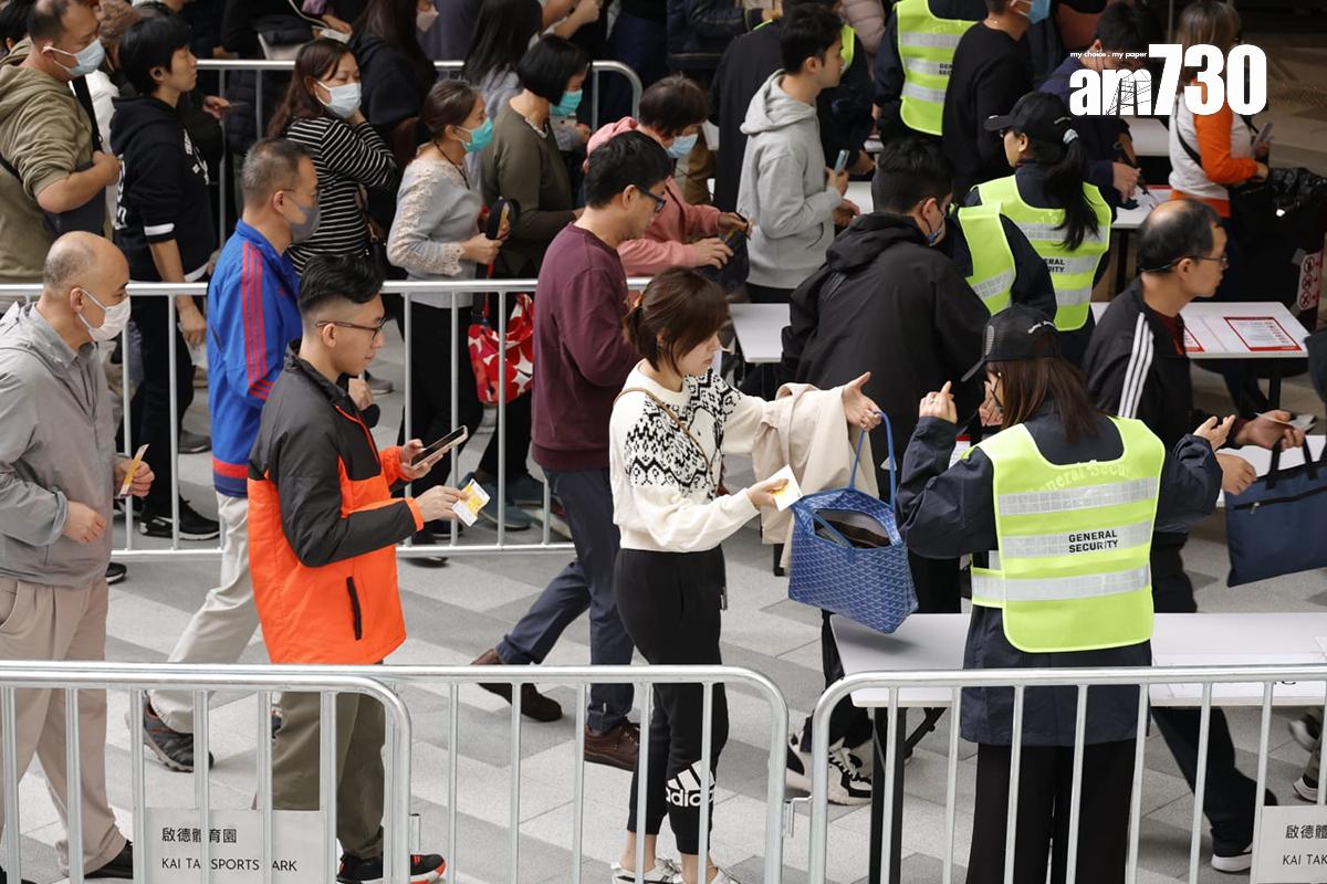 入場觀眾模擬接受安全檢查程序。(林俊源攝)