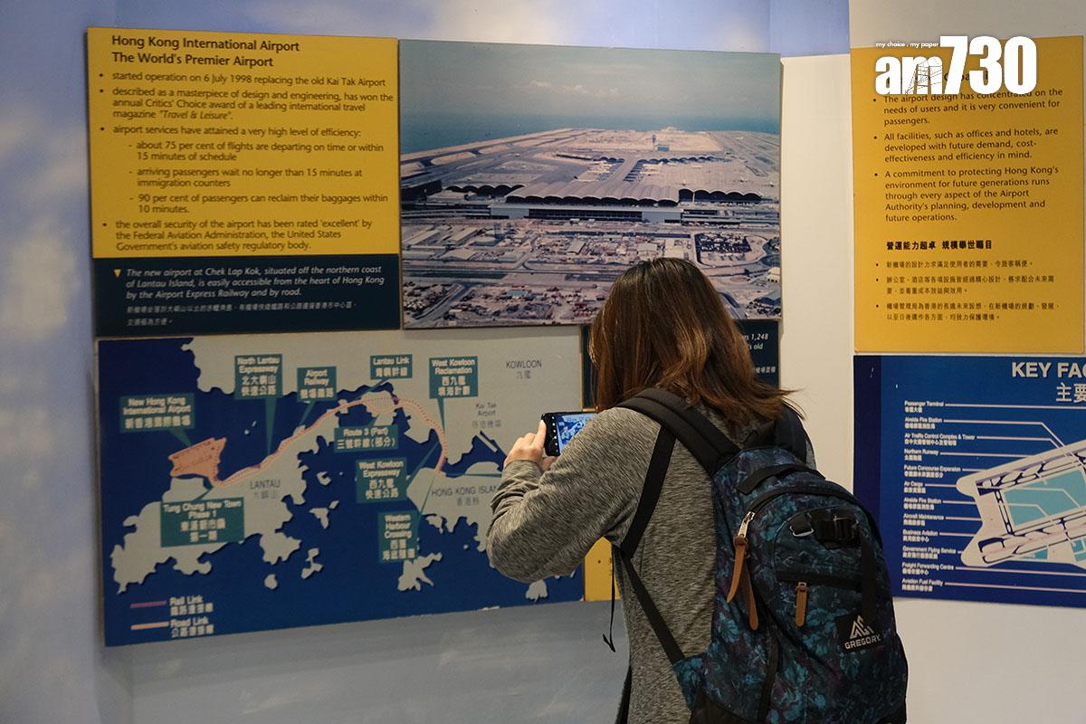 有到訪市民用電話記錄展覽內容。(羅庸軒攝)