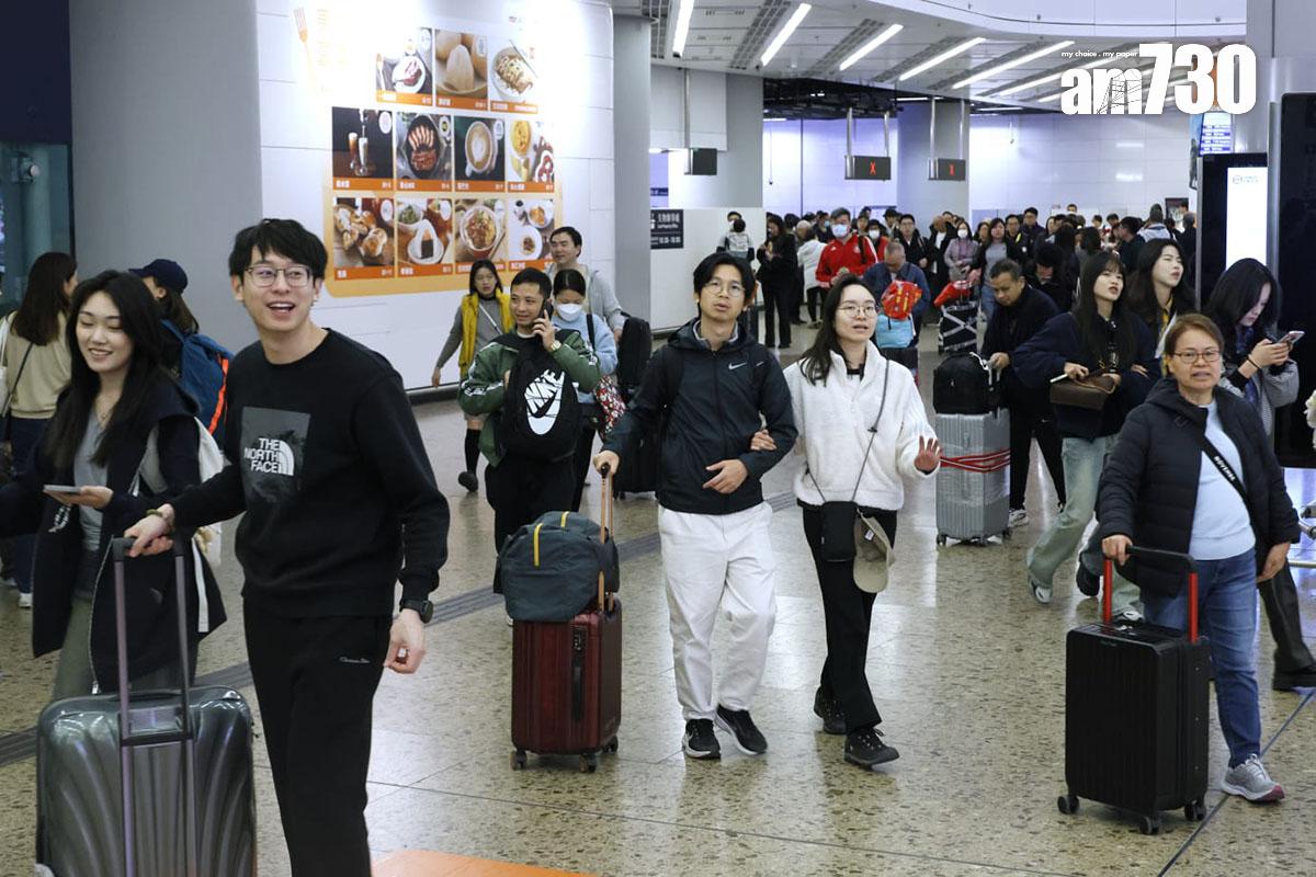 聖誕節長假期尾聲有大批港人回港。(林俊源攝)