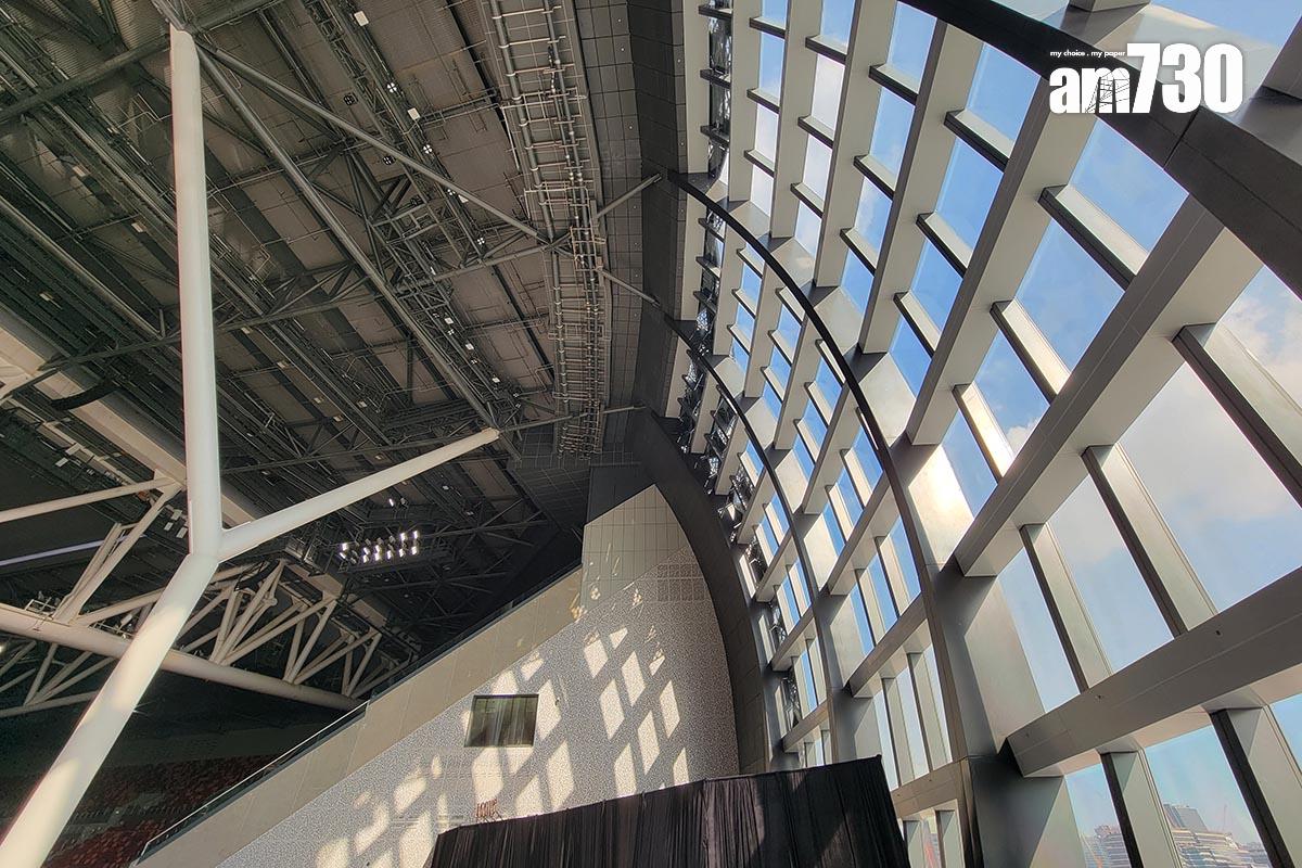 啟德體育園主場館在2024年12月已大致完工,南看台設有玻璃幕牆直望維港景色。(資料圖片/鍾式明攝)