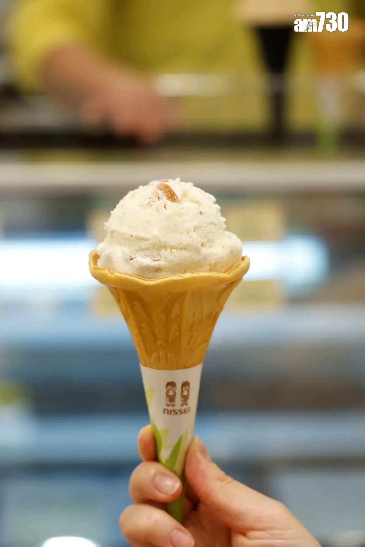 香脆杏仁雪糕$50 即盅杏仁碎具香脆咬口感,用原條馬達加斯加雲呢嗱條做的雪糕底有粒粒雲呢嗱籽,雲呢嗱味天然。 (林俊源攝)