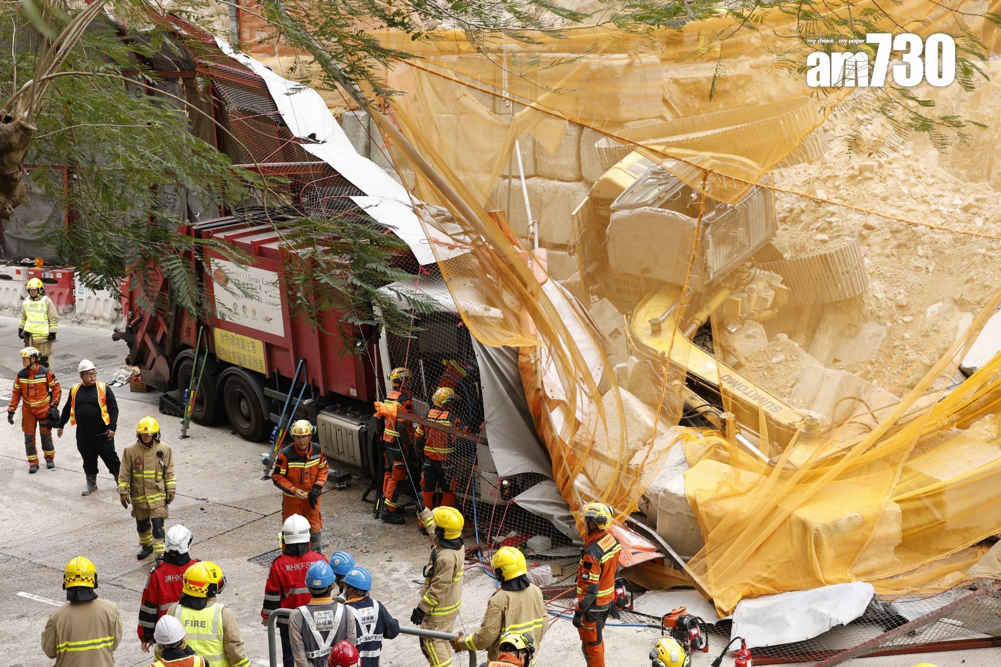 藍田康華苑對開連德道斜坡工地意外,垃圾車內一名乘客被夾車內,消防員正在場拯救。(林俊源攝)
