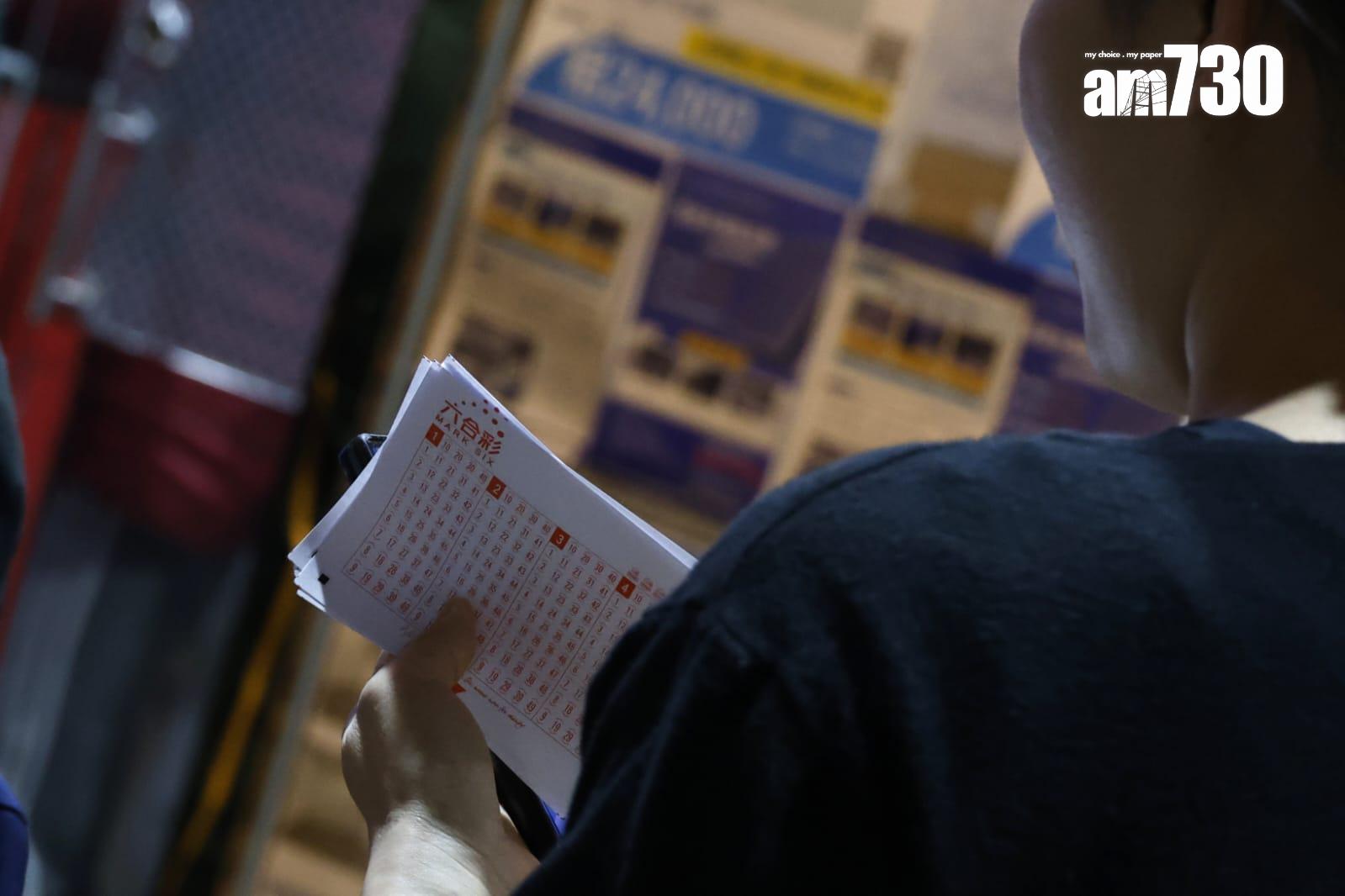 1.28億元史上最高彩金的六合彩吸引大批市民買飛。(林俊源攝)