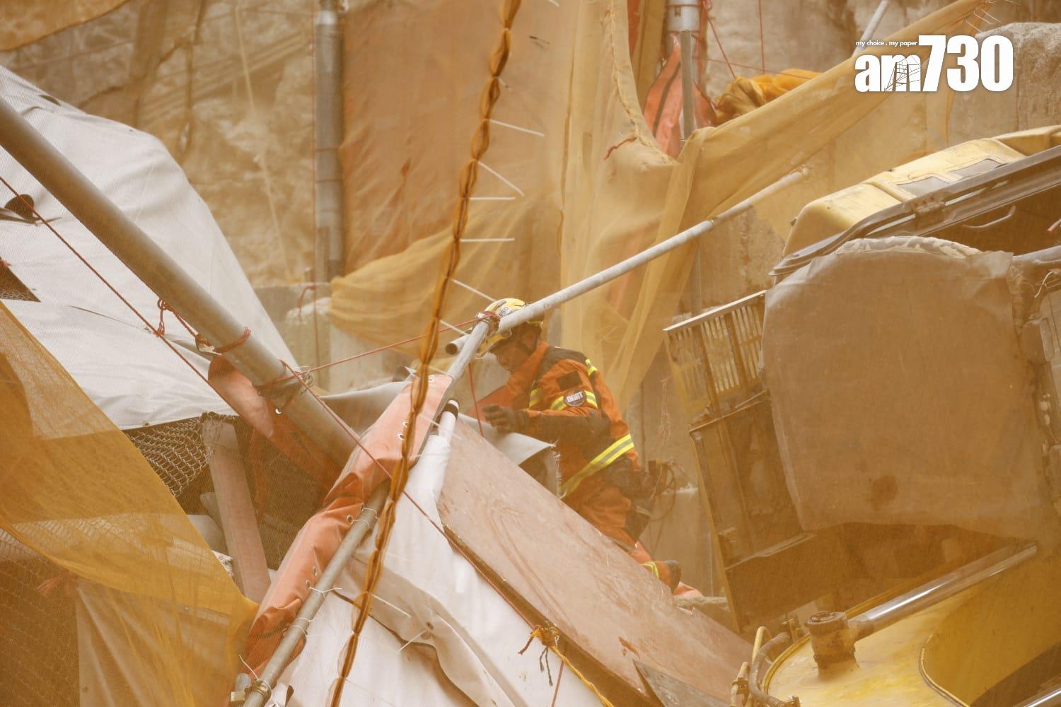 藍田康華苑對開連德道斜坡工地意外,垃圾車內一名乘客被夾車內,消防員正在場拯救。(林俊源攝)