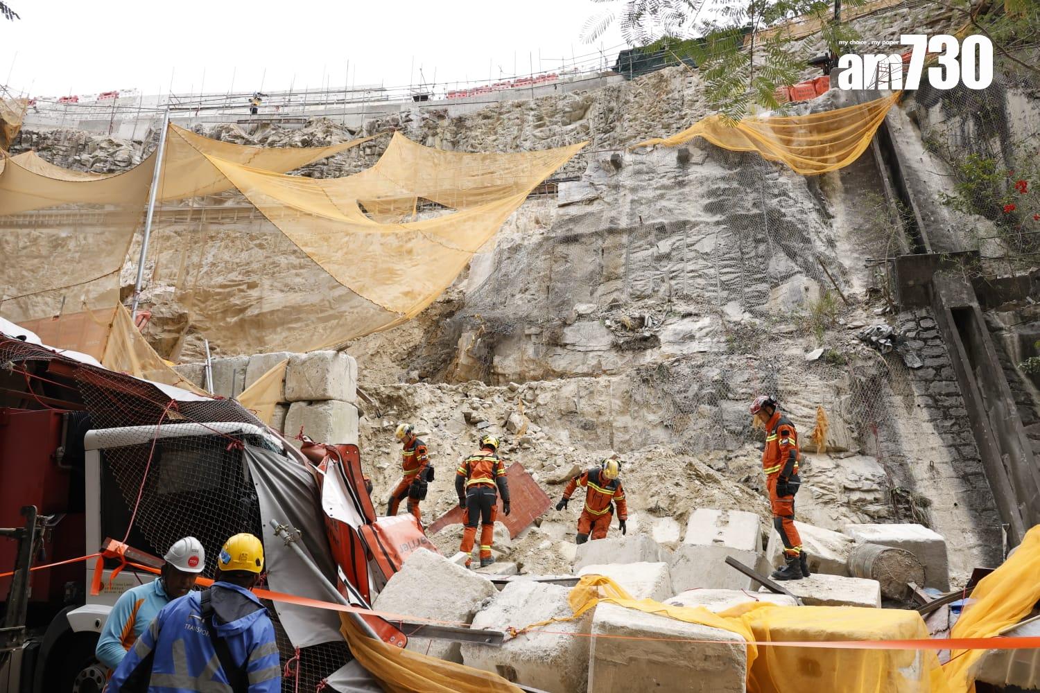 藍田斜坡工程意外,挖泥車翻側撞圍板壓中垃圾車。(林俊源攝)
